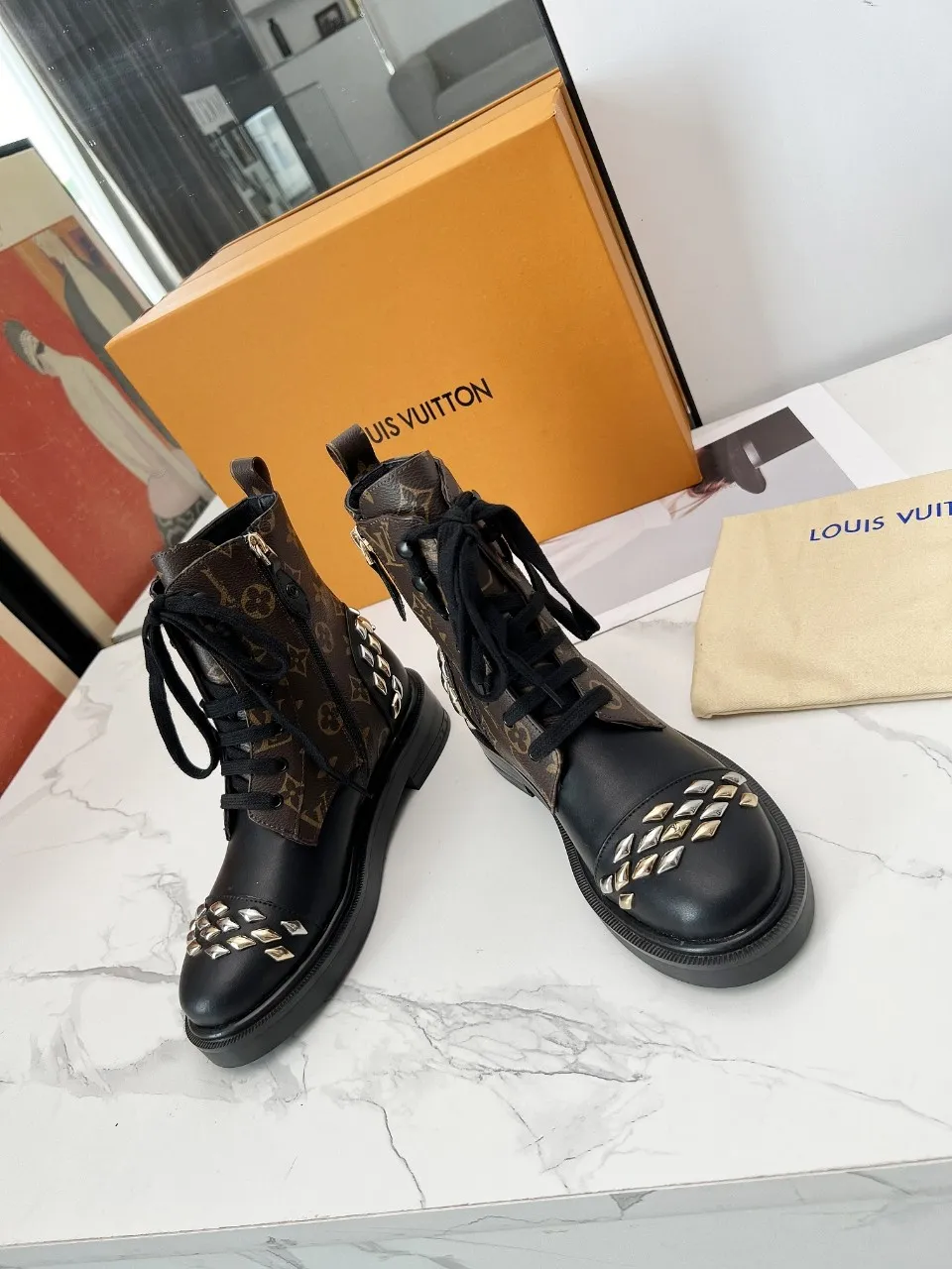 👟👟Ex-factory price 600👟👟 The cabinet is synchronized with the quality of LV Louis Vuitton's high-end products, hot models that have been out of stock many times through purchasing agents, and the upper hardware is molded and dazzling. The fabric is made of imported calfskin. Sheepskin lining, sheepskin foot pads, original molded outsole. It looks great on your feet and is super cool! The real thing is more beautiful. 35-40, size 41 can be customized